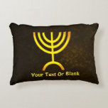 Menorah Flame Zierkissen<br><div class="desc">Eine braune und goldene digitale Darstellung der jüdischen siebenverzweigten Menorah (Hebräisch: מְ נ וֹ רָ ). Fügen Sie Ihren eigenen Text sowohl auf der Vorder- als auch auf der Rückseite ein. Die siebenverzweigte Menorah, die im tragbaren Set von Moses in der Wildnis und später im Tempel in Jerusalem verwendet wird,...</div>