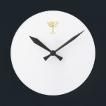 Menorah Gold Runde Wanduhr<br><div class="desc">Menorah Gold-Look. Personalisieren Sie das, indem Sie Ihren eigenen Namen hinzufügen. Um dies zu Ihrem eigenen Design "Klicken Sie auf "Weitere Anpassungen" ... oder "Dieses Design übertragen", um das gleiche Design auf ein anderes Produkt zu drucken. Woher kommt die Menorah? Es kommt aus der Bibel, in dem Buch des Exodus,...</div>