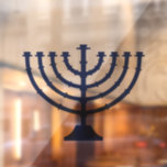 Menorah Hannukah Fensteraufkleber<br><div class="desc">Feiern Sie acht Tage und acht Nächte des Festivals der Lichter mit Hanukkah-Karten und Geschenken. Das Lichterfest ist hier. Lächle die Menorah,  spiele mit dem dreiel und feiere auf Latkes und Sufganiyots. Feiern Sie den Geist von Hanukkah mit Freunden,  Familie und Lieben,  indem Sie ihnen Happy Hanukkah wünschen.</div>