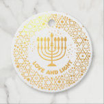 Menorah Hannukah Geschenkanhänger<br><div class="desc">Feiern Sie acht Tage und acht Nächte des Festivals der Lichter mit Hanukkah-Karten und Geschenken. Das Lichterfest ist hier. Lächle die Menorah,  spiele mit dem dreiel und feiere auf Latkes und Sufganiyots. Feiern Sie den Geist von Hanukkah mit Freunden,  Familie und Lieben,  indem Sie ihnen Happy Hanukkah wünschen.</div>