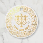 Menorah Hannukah Geschenkanhänger<br><div class="desc">Feiern Sie acht Tage und acht Nächte des Festivals der Lichter mit Hanukkah-Karten und Geschenken. Das Lichterfest ist hier. Lächle die Menorah, spiele mit dem dreiel und feiere auf Latkes und Sufganiyots. Feiern Sie den Geist von Hanukkah mit Freunden, Familie und Lieben, indem Sie ihnen Happy Hanukkah wünschen.</div>