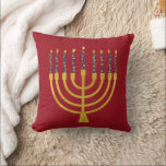 Menorah Hanukkah Blaue Kerzen Zeichnend Rot Kissen<br><div class="desc">Imitate Goldfolie menorah Kerzen für Ihre Hanukka Feier. Whimsical menorah Illustration mit weißen Sternen bedeckte Himmelskerzen auf einem Imitat Gold menorah Kerzenständer. Menorah Sterne Hanukkah illustrierte Design Geschenke und Papierprodukte.</div>