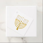 Menorah Hanukkah Celestial Candles Wedding Geschenkanhänger<br><div class="desc">Imitate Goldfolie menorah Kerzen für Ihre Hanukka Feier. Whimsical menorah Illustration mit weißen Sternen bedeckte Himmelskerzen auf einem Imitat Gold menorah Kerzenständer. Menorah elegante Sterne Hochzeit Hanukkah illustrierte Design Geschenke und Papierprodukte.</div>