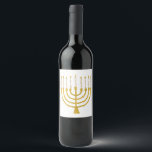 Menorah Hanukkah Celestial Candles Wedding Weinetikett<br><div class="desc">Imitate Goldfolie menorah Kerzen für Ihre Hanukka Feier. Whimsical menorah Illustration mit weißen Sternen bedeckte Himmelskerzen auf einem Imitat Gold menorah Kerzenständer. Menorah elegante Sterne Hochzeit Hanukkah illustrierte Design Geschenke und Papierprodukte.</div>