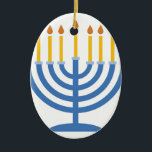 Menorah Keramikornament<br><div class="desc">Der Menorah Entwurf ist schön und hell und füllt Sie zum Rand mit Feiertagsgeist und ist auf Geschenken,  Tabellenläufer,  Küchenwäschen,  Wohngestaltung und auf allen Sachen Chanukka perfekt!</div>