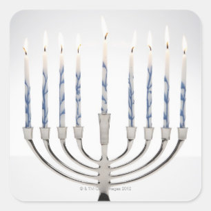 Menorah mit brennenden Kerzen Quadratischer Aufkleber