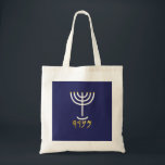 Menorah Tragetasche<br><div class="desc">Individuell repräsentieren die Briefe: Menorah: Mem, Nun, Resh, Hey Mem - Chaos Mighty Blood Nun - Weiter Son Resh - Erste Top Beginning Hey - Schauen Sie Reveal Breath Exo 25:31 Und du sollst einen Kerzenhalter aus reinem Gold machen: von geschlagener Arbeit wird der Kerzenlestick gemacht: seine, und seine Äste,...</div>