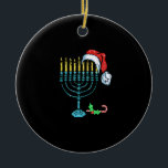 Menorah Weihnachtsmannmütze Chanukah Hanukkah Jewi Keramik Ornament<br><div class="desc">Dies ist ein großartiges Geschenk für Ihre Familie,  Freunde während der Hanukah-Urlaub. Sie werden sich freuen,  dieses Geschenk von Ihnen während des Hanukkah-Urlaubs zu erhalten.</div>