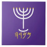 Menorah White Lila Fliese<br><div class="desc">Menorah lila Kachel. Personalisieren Sie das, indem Sie Ihren eigenen Namen hinzufügen. Um dies zu Ihrem eigenen Design "Klicken Sie auf "Weitere Anpassungen" ... oder "Dieses Design übertragen", um das gleiche Design auf ein anderes Produkt zu drucken. Woher kommt die Menorah? Es kommt aus der Bibel, in dem Buch des...</div>