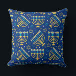 Menorahs und Der Star von David Hanukah Pattern Kissen<br><div class="desc">Menorahs und The Star of David Hanukkah Pattern Kissen Die achttägige jüdische Feier namens Hanukkah oder Chanukah erinnert an die Umwidmung des Zweiten Tempels in Jerusalem während des zweiten Jahrhunderts v. Chr., wo sich die Juden laut Legende gegen ihre griechisch-syrischen Unterdrücker im Maccabean Revolt erhoben hatten. Hanukkah, das bedeutet "Widmung"...</div>