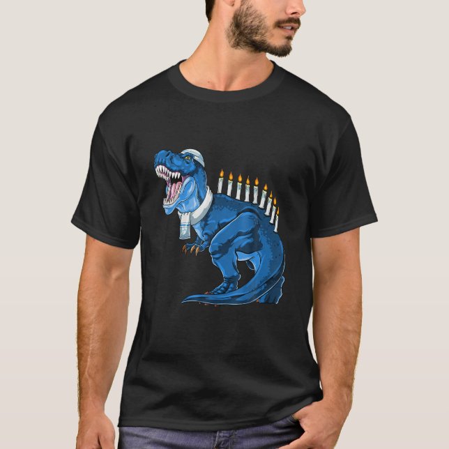 Menorasaurus Rex, T Rex Dinosaur Hanukkah T-Shirt (Vorderseite)