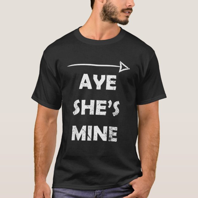 Mens Aye He She is Mine Funny Valentine's Day 2023 T-Shirt (Vorderseite)