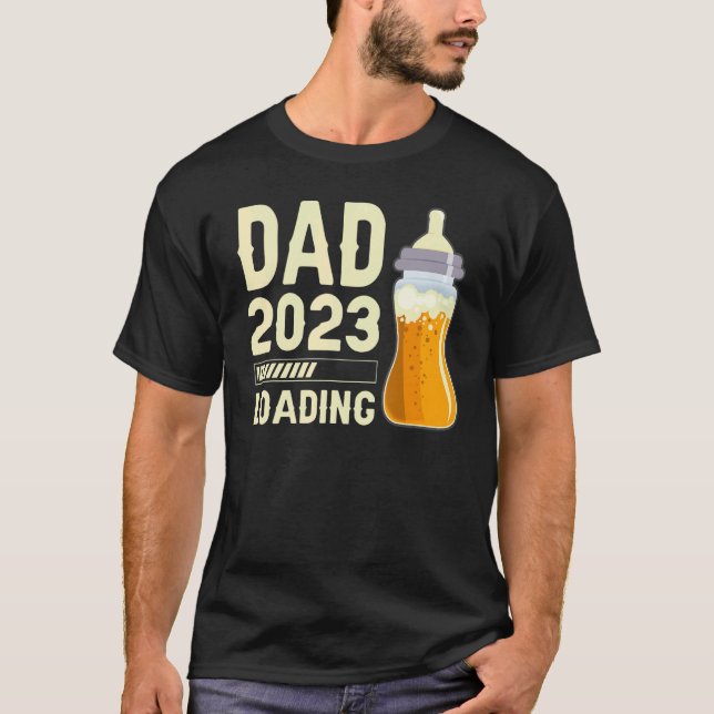 Mens Baby Announcement 2023 Baby Bottle for Expect T-Shirt (Vorderseite)