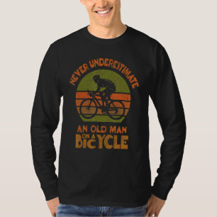 Mens Bike unterschätzt nie einen alten Mann auf ei T-Shirt