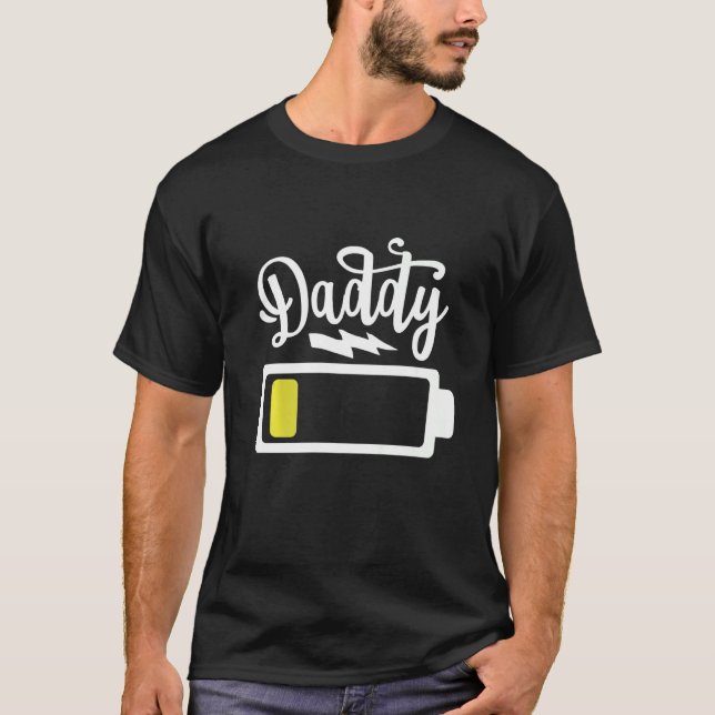 Mens Daddy Low Battery Ausgestoßener Power Vater V T-Shirt (Vorderseite)