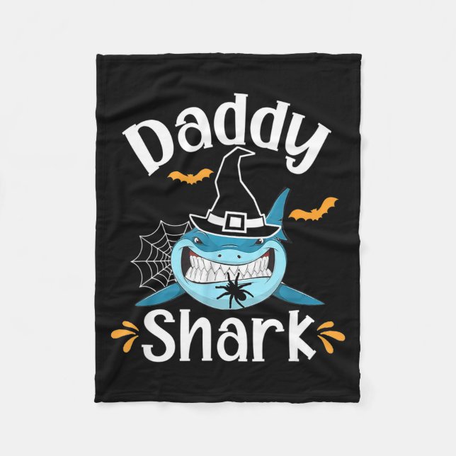Mens Daddy Shark Funny Halloween Daddy Announcemen Fleecedecke (Vorderseite)