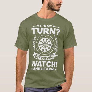Mens Dart Player hat sich an die Reihe gesetzt und T-Shirt