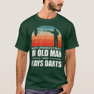 Mens Dart Player unterschätzt nie einen alten Mann T-Shirt