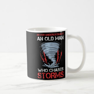 Mens ein alter Mann, der Sturm jagt Kaffeetasse