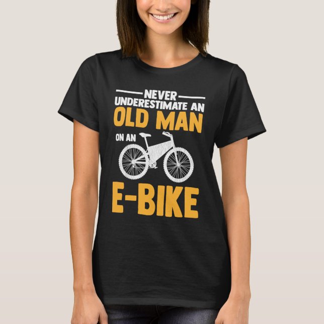 Mens Electric Bike Alter Mann mit einem E-Bike 1 T-Shirt (Vorderseite)