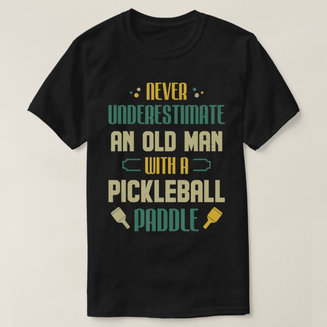 Mens Funny Pickleball Player nie unterschätzen T-Shirt (Design vorne)
