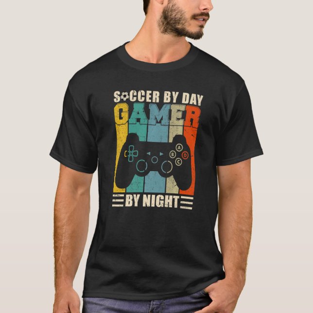 Mens Gaming Sarcasm Retro Soccer by Day Gamer von T-Shirt (Vorderseite)