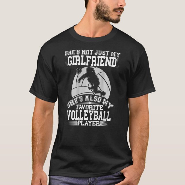 Mens Girlfriend ist die Lieblings-Volleyballspiele T-Shirt (Vorderseite)