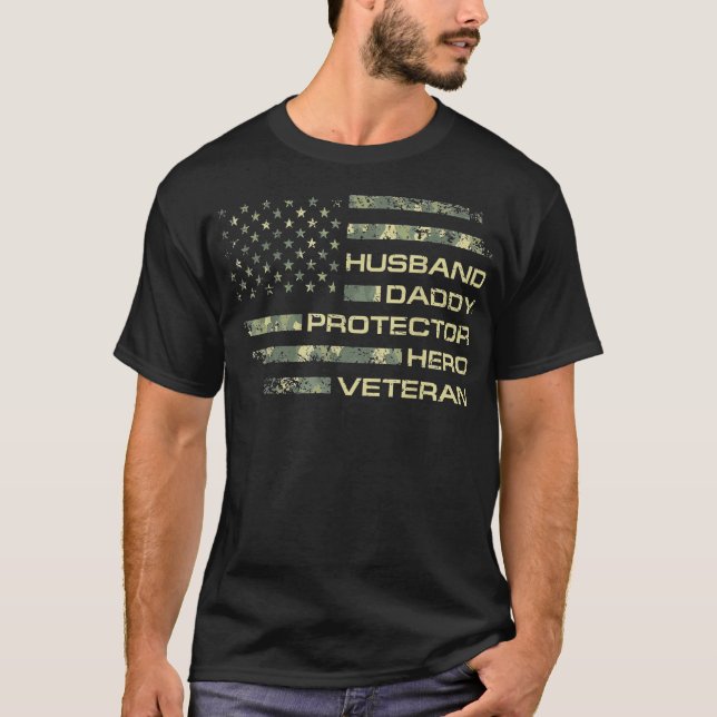 Mens Husband Daddy Protector Hero Veteran US Flag T-Shirt (Vorderseite)