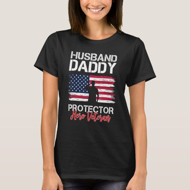 Mens Husband Daddy Protector Hero Veteran USA Flag T-Shirt (Vorderseite)