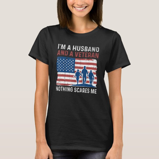 Mens Husband Nothing Scares Me American Proud Vete T-Shirt (Vorderseite)