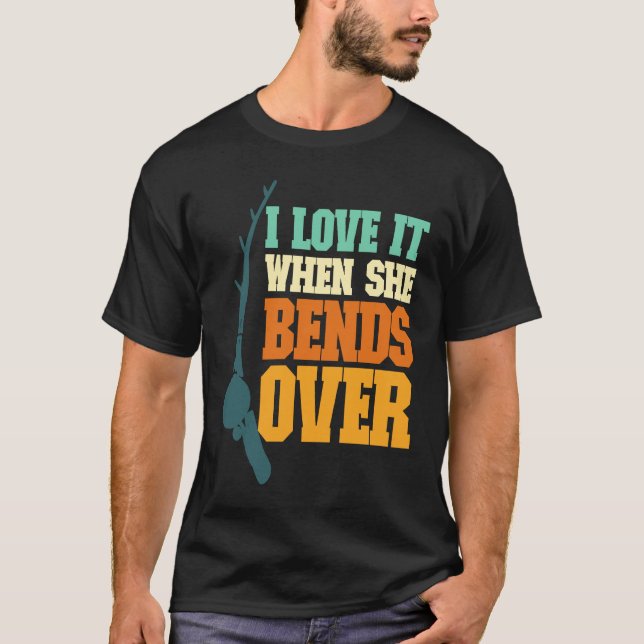 Mens I Love It When She Bends Over Fisher Rod Fish T-Shirt (Vorderseite)