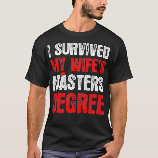 Mens I Survived My Wifes Masters Degree Graduation T-Shirt (Vorderseite)