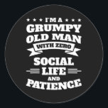 Mens Ich bin ein mürrischer alter Mann ohne sozial Runder Aufkleber<br><div class="desc">Mens bin ich ein grausamer alter Mann mit Null soziales Leben grausames Geschenk. Perfektes Geschenk für Ihren Vater,  Mama,  Papa,  Männer,  Frauen,  Freunde und Familienmitglieder am Erntedank Tag,  Weihnachten,  Muttertag,  Vatertag,  4. Juli,  1776 Unabhängiger Tag,  Veteranen Tag,  Halloween,  Patrick's Day</div>
