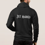 Mens Just Married Hoodie<br><div class="desc">Diese weiche Zip-Kapuze von Bella ist für den Bräutigam zum Entspannen geeignet, in Schwarz mit einem Just Married Text auf der Rückseite dargestellt. Passen Sie dieses Objekt an oder kaufen Sie, wie es ist.</div>