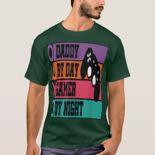 Mens lustige Zitate Daddy By Day Gamer By Night fo T-Shirt