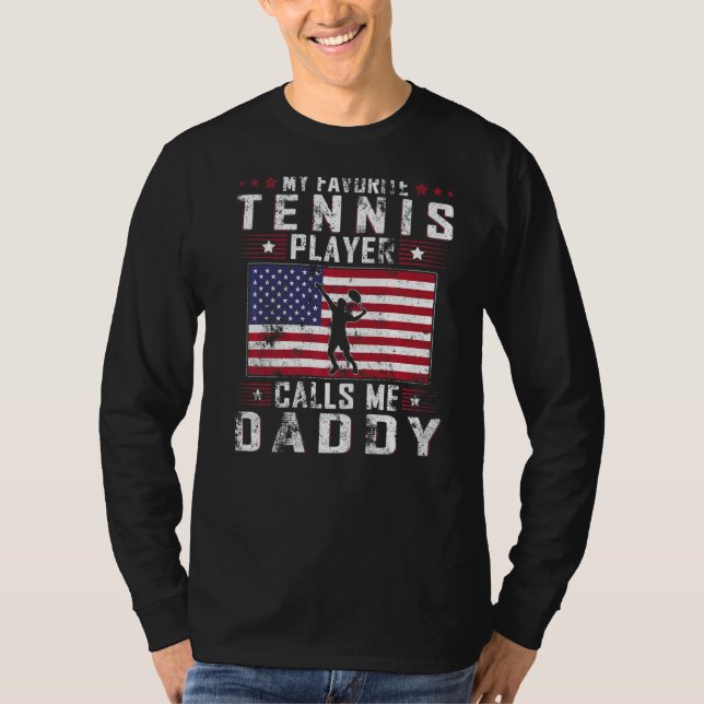 Mens mein Lieblings-Tennisspieler nennt mich Daddy T-Shirt (Vorderseite)