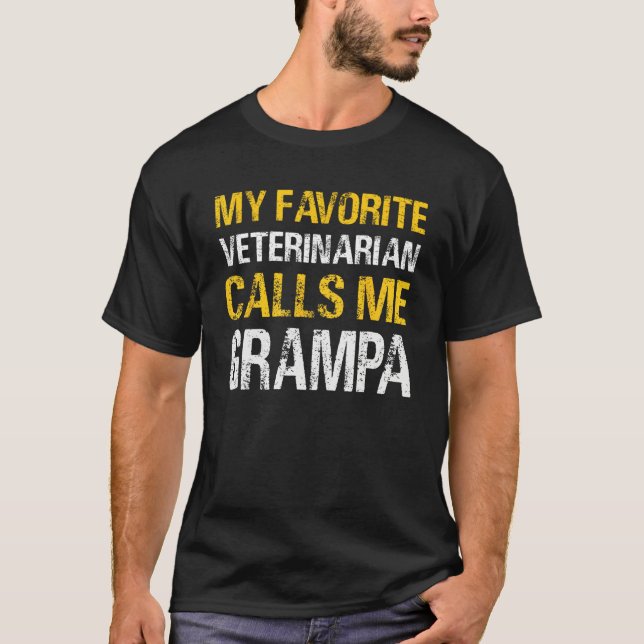 Mens Men My Favorite Veterinarian Calls Me Grampa  T-Shirt (Vorderseite)