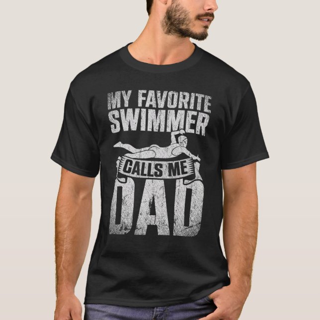 Mens My Favorite Swimmer Calls Me Dad Fathers Day  T-Shirt (Vorderseite)