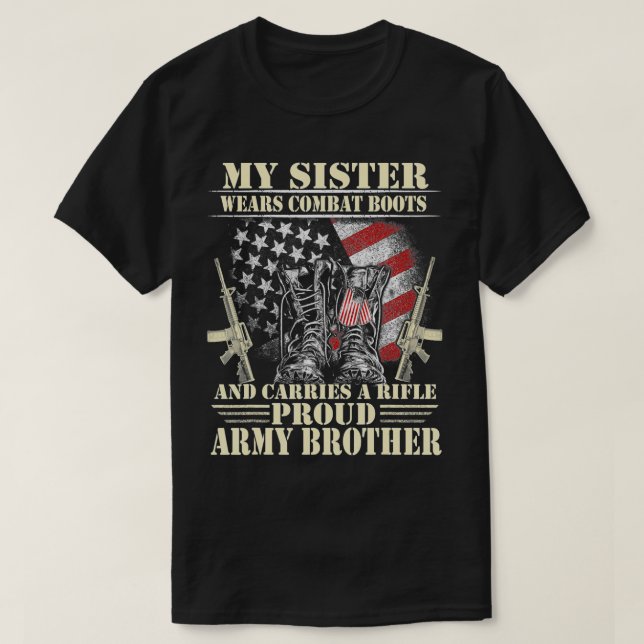Mens My Sister trägt Kampfstiefel Proud Bruder T-Shirt (Design vorne)