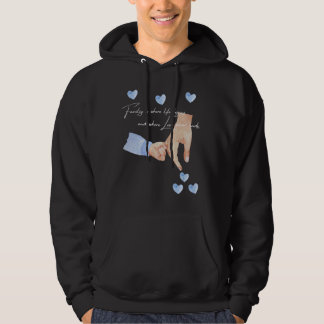 Mens neuer Vater eines Jungen, der die Hände mit e Hoodie