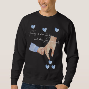 Mens neuer Vater eines Jungen, der die Hände mit e Sweatshirt