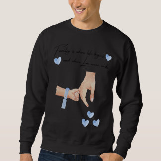 Mens neuer Vater eines Jungen, der die Hände mit e Sweatshirt