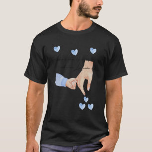 Mens neuer Vater eines Jungen, der die Hände mit e T-Shirt