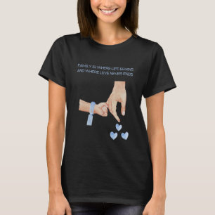 Mens neuer Vater eines Jungen, der die Hände mit e T-Shirt