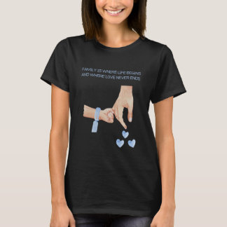 Mens neuer Vater eines Jungen, der die Hände mit e T-Shirt