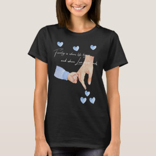 Mens neuer Vater eines Jungen, der die Hände mit e T-Shirt
