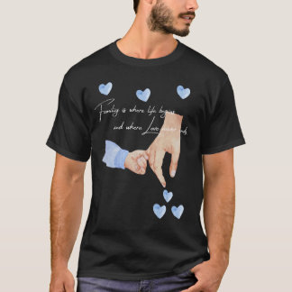 Mens neuer Vater eines Jungen, der die Hände mit e T-Shirt