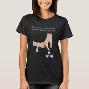 Mens neuer Vater eines Jungen, der die Hände mit e T-Shirt