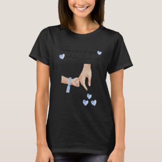 Mens neuer Vater eines Jungen, der die Hände mit e T-Shirt
