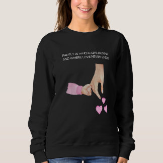 Mens neuer Vater und Tochter, die die Hände eines Sweatshirt